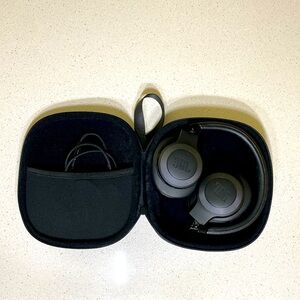 JBL Live Bluetooth headphones (new)